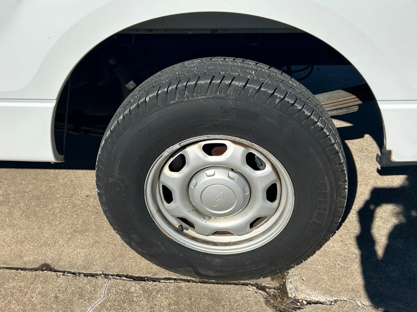 2011 White /Gray Ford F-150 STX 6.5-ft. Bed 2WD (1FTPF1CF1BK) with an 5.0L V8 OHV 16V engine, 4-Speed Automatic transmission, located at 17760 Hwy 62, Morris, OK, 74445, (918) 733-4887, 35.609104, -95.877060 - 2011 FORD F-150 HAS THE 5.0L V8 AND IS RWD. FEATURES POWER LOCKS, POWER WINDOWS, POWER MIRRORS, AM/FM STEREO, SIRIUS STEREO CD PLAYER, AUXILLARY PORT, BED LINER, CRUISE CONTROL, TRACTION CONTROL, MULTI-FUNCTION STEERING CONTROL. A PREMIER ALTERNATIVE FUEL CONVERSION THAT IS EPA-APPROVED. EXTREMELY C - Photo#27